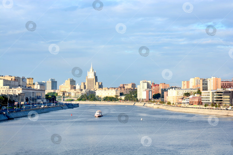 Скачать Вид с Бережковского моста на Москву-реку.  Жилые дома в центре Москвы. фотосток Ozero