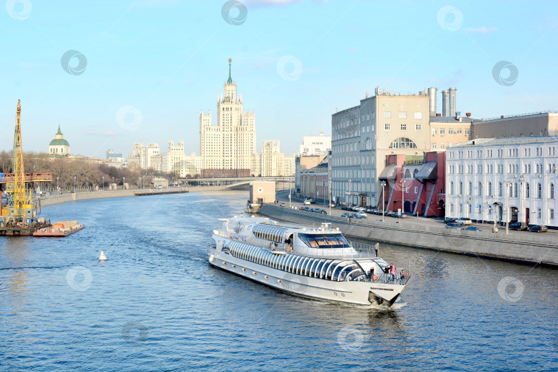 Скачать теплоход плывет по Москве-реке в российском фотосток Ozero