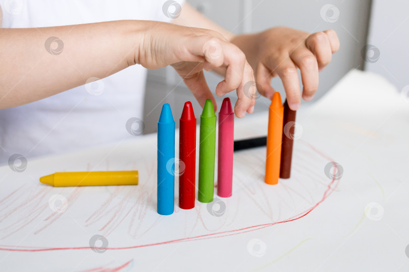 Скачать Детское творчество. Руки раскладывают разноцветные карандаши для арт-проекта фотосток Ozero