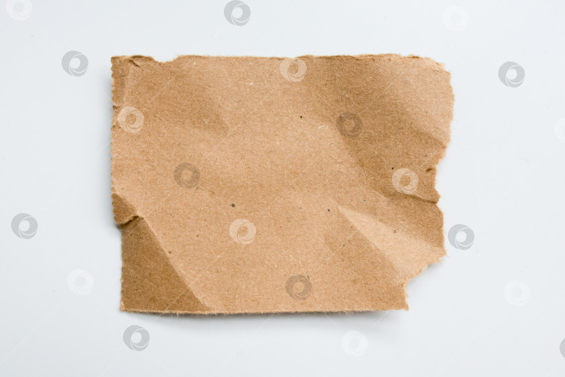 Скачать Коричневая рваная бумага на белом фоне с текстурированной поверхностью и неровными краями фотосток Ozero