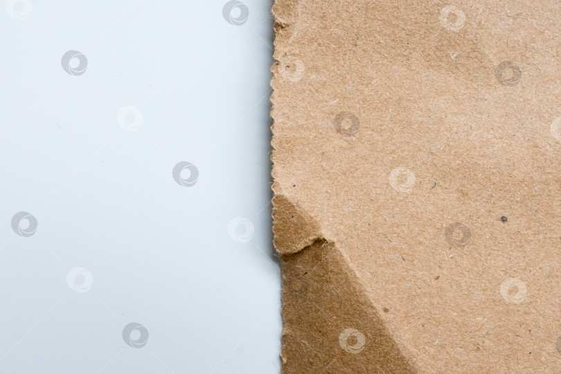 Скачать Крупный план текстурированной коричневой и белой бумаги с оторванными краями фотосток Ozero