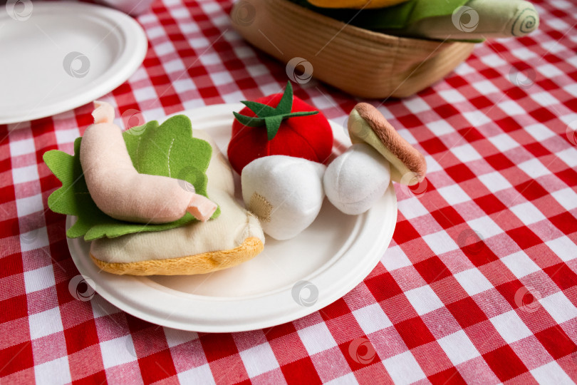 Скачать Набор игровой еды из фетра на клетчатой скатерти для творческих игр детей фотосток Ozero