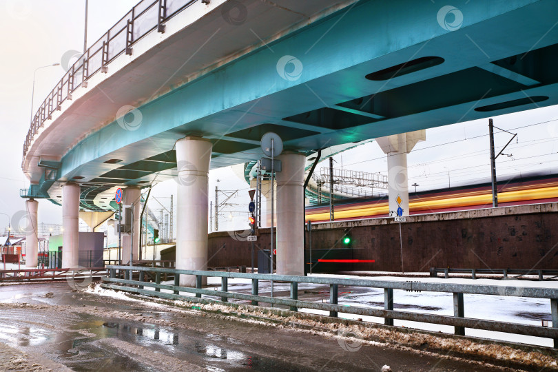 Скачать Железобетонный мост. Автомобильные и железнодорожные дороги в Москве фотосток Ozero
