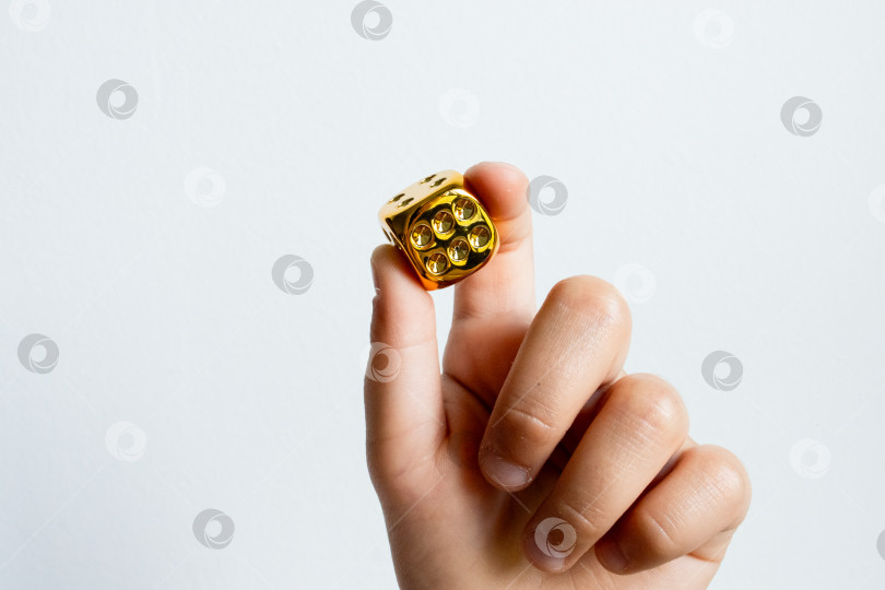 Скачать Рука, держащая золотую плашку на белом фоне фотосток Ozero