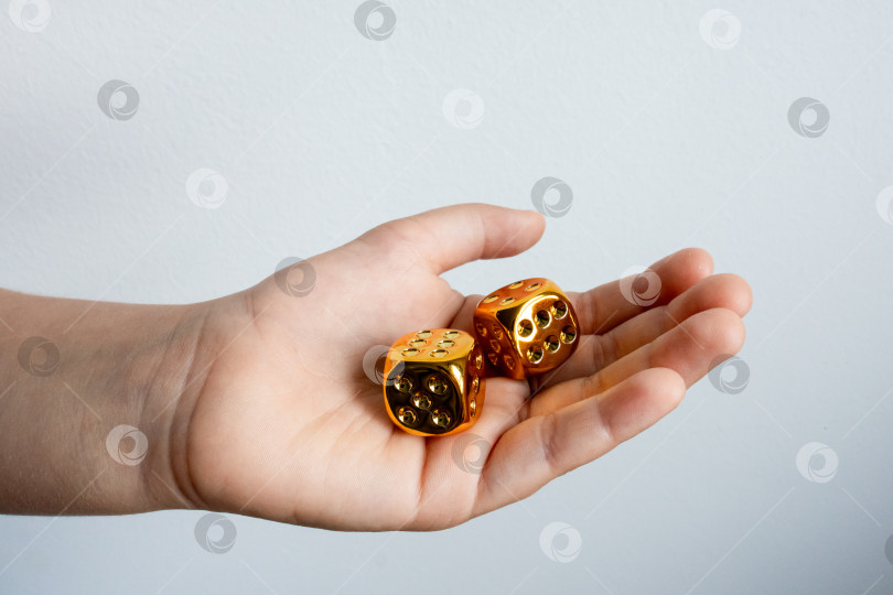 Скачать Рука, держащая два оранжевых кубика на белом фоне фотосток Ozero