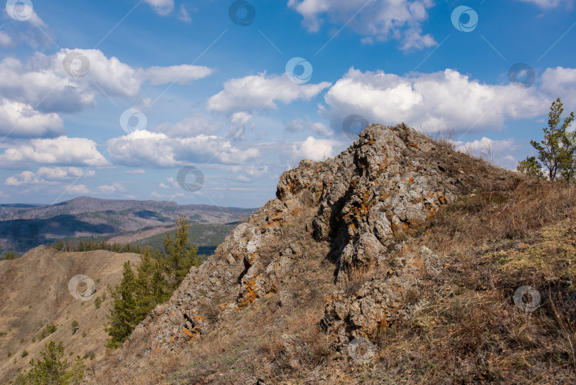 Скачать Весенний пейзаж.  Горы и лес. Весенний пейзаж. Горы и лес фотосток Ozero