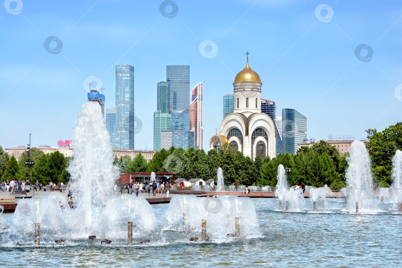 Скачать Московские небоскребы рядом с фонтаном фотосток Ozero
