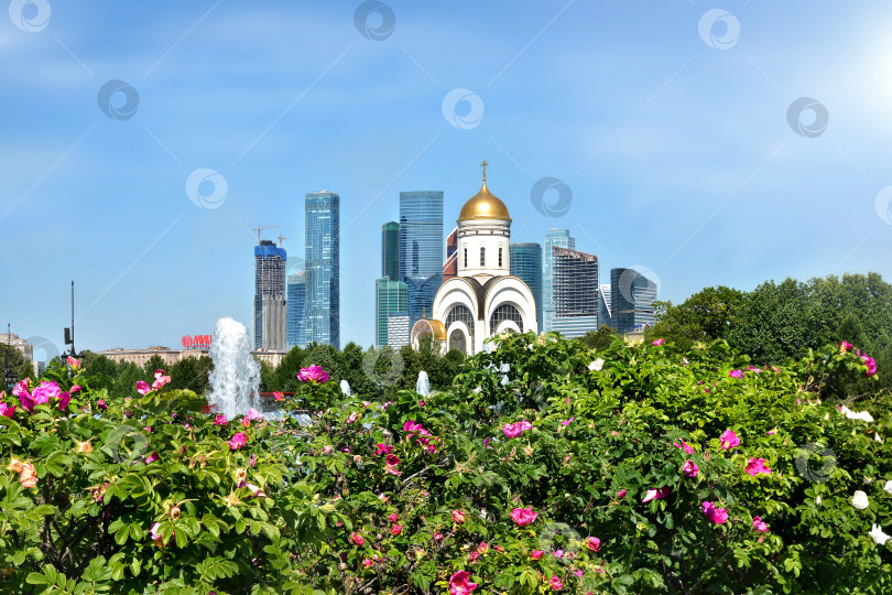 Скачать Небоскребы Москвы и церковь Святого Георгия Победоносца. Московский международный деловой центр. фотосток Ozero