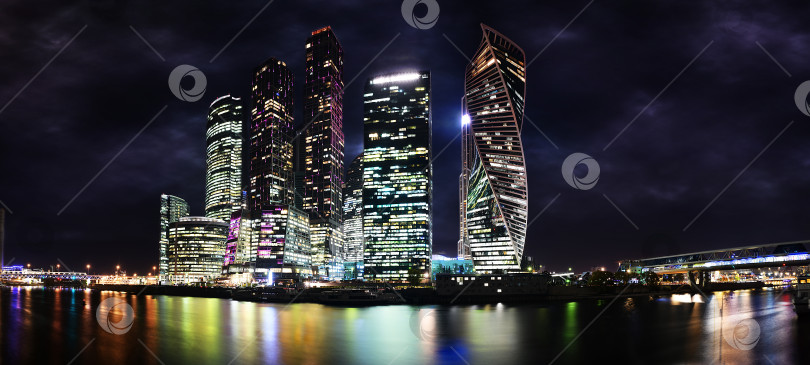 Скачать Международный Московский деловой центр "Москва-Сити" ярко освещен ночными огнями фотосток Ozero