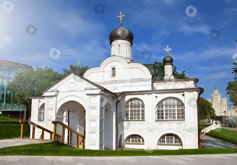 Скачать Московский храм в парке Зарядье фотосток Ozero