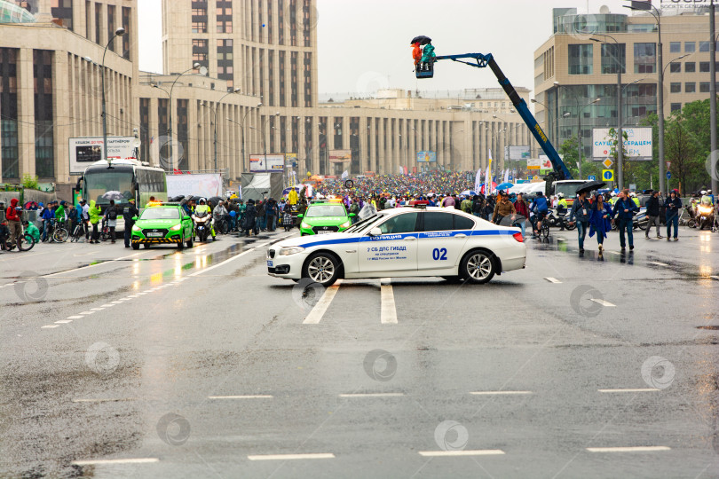Скачать Ежегодный московский велопарад на Садовом кольце в дождливую погоду. фотосток Ozero