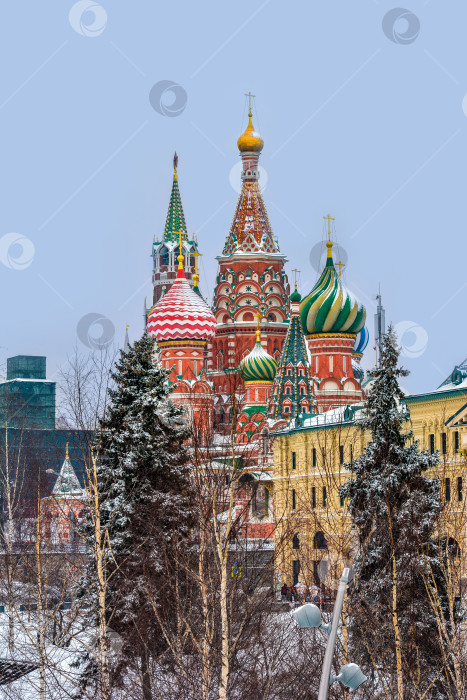 Скачать Вид на Московский Кремль и собор Василия Блаженного на Красной площади. фотосток Ozero