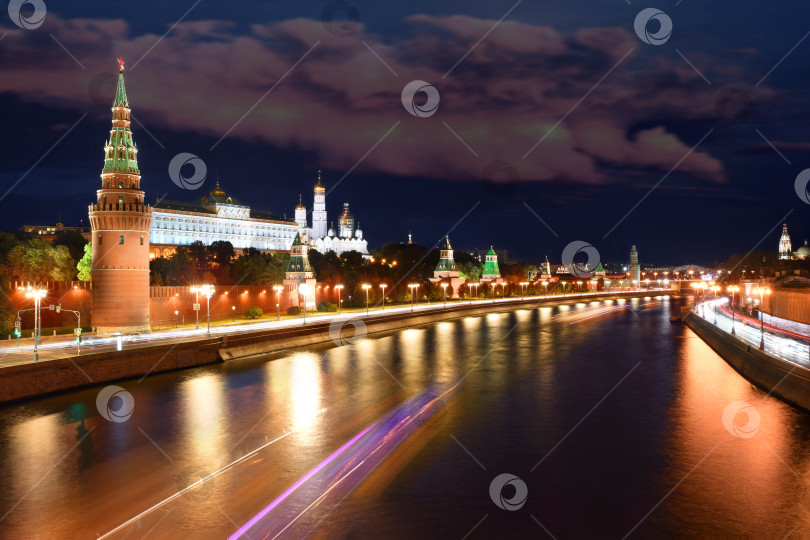 Скачать Москва, Россия. 09.29.2018. Московский Кремль, Кремлевская набережная ночью и Московская ривьера фотосток Ozero