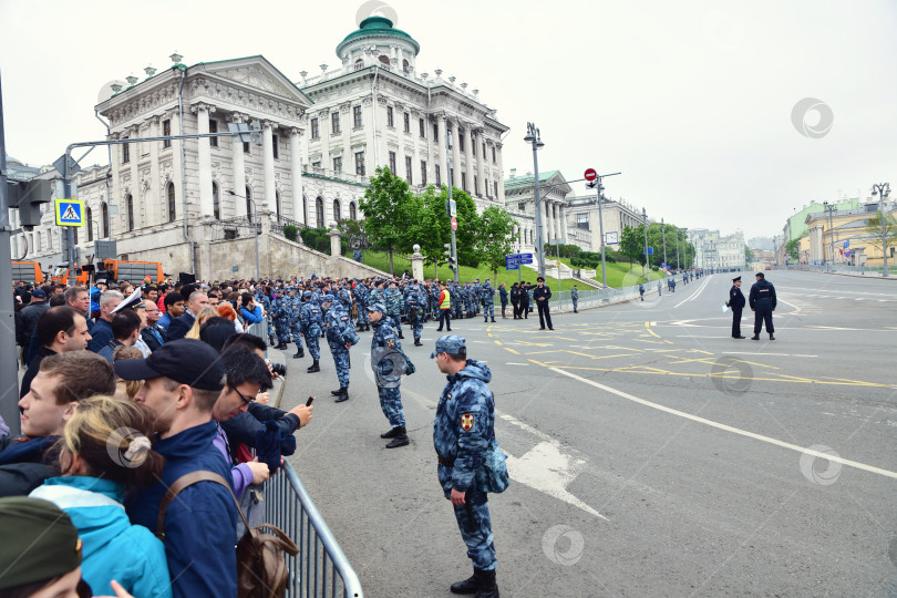 Скачать Российская гвардия и полиция перекрывают московские дороги. фотосток Ozero
