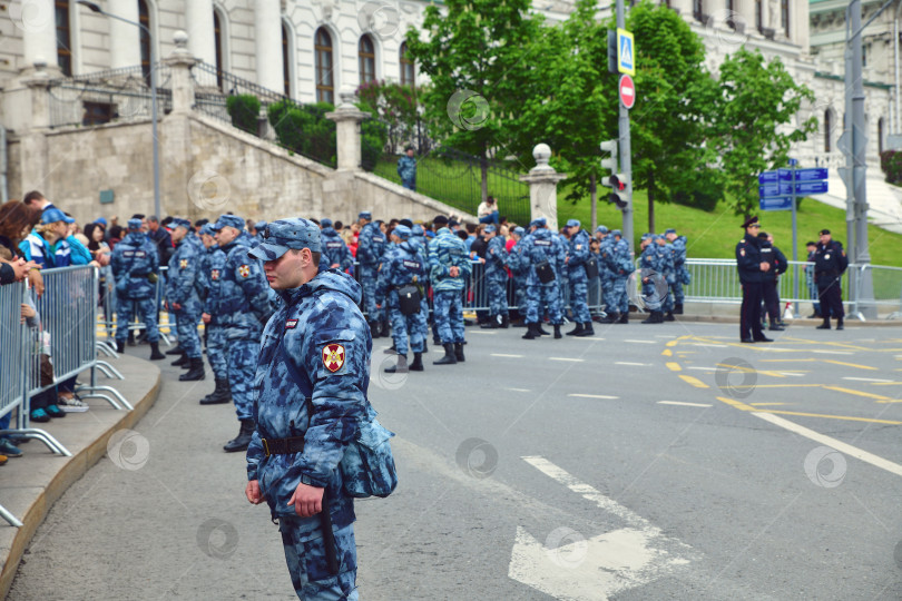 Скачать Российская гвардия и полиция перекрывают московские дороги. фотосток Ozero