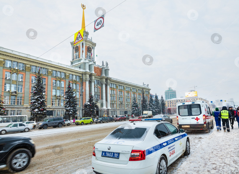 Скачать На вызов прибыли наряд полиции и скорая помощь. фотосток Ozero