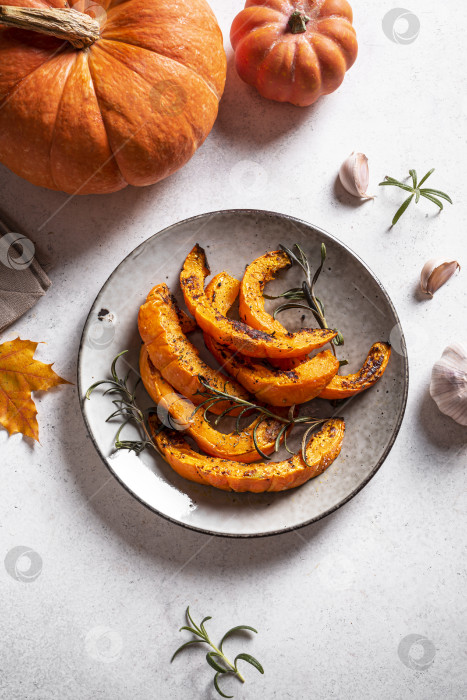 Скачать Запеченные ломтики тыквы с чесноком и зеленью фотосток Ozero
