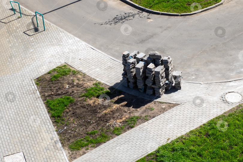 Скачать Неподалеку на тротуаре, заросшем травой, лежит груда кирпичей фотосток Ozero