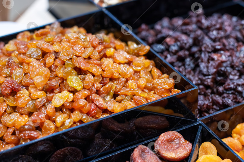 Скачать Красочный ассортимент сухофруктов и изюма, который полон полезных свойств и вкуса фотосток Ozero