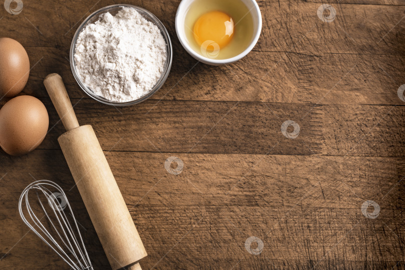 Скачать Основу для выпечки смазать мукой, яйцами, скалкой. фотосток Ozero