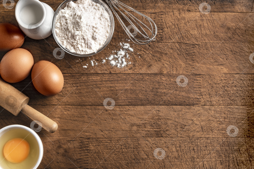 Скачать Основу для выпечки смазать мукой, яйцами, скалкой. фотосток Ozero