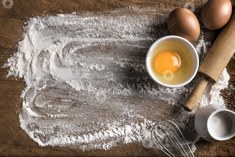 Скачать Основу для выпечки смазать мукой, яйцами, скалкой. фотосток Ozero