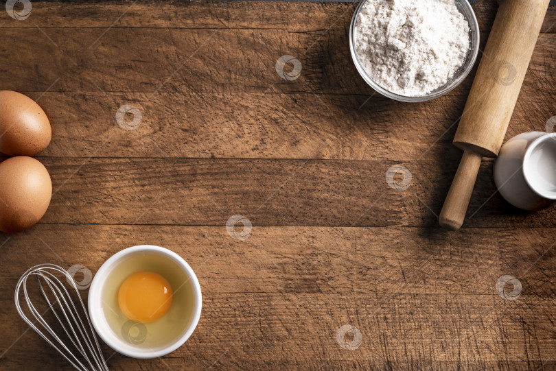 Скачать Основу для выпечки смазать мукой, яйцами, скалкой. фотосток Ozero