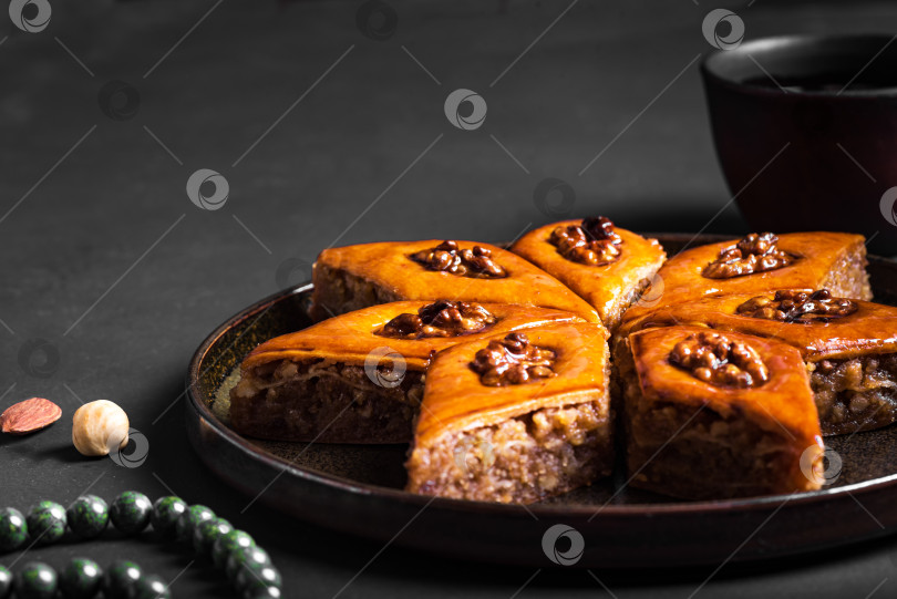 Скачать Пахлава с медом и грецкими орехами фотосток Ozero
