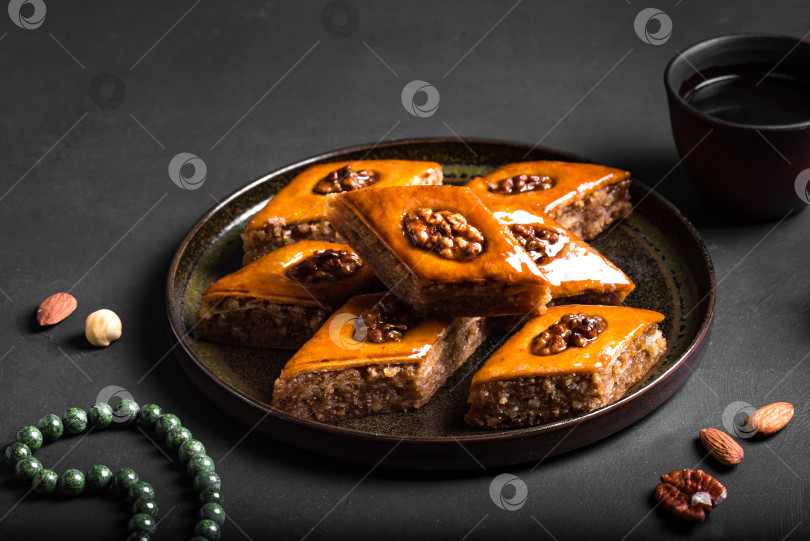 Скачать Пахлава с медом и грецкими орехами фотосток Ozero