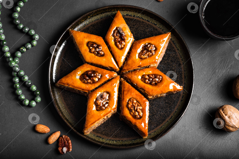 Скачать Пахлава с медом и грецкими орехами фотосток Ozero