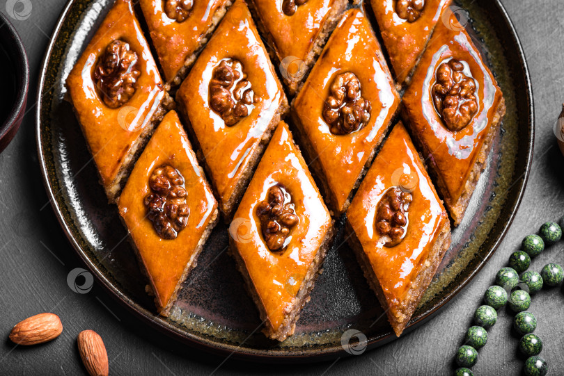 Скачать Пахлава с медом и грецкими орехами фотосток Ozero