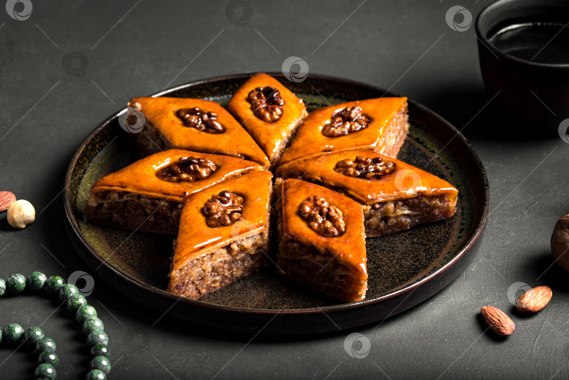 Скачать Арабская пахлава с грецкими орехами и медом фотосток Ozero