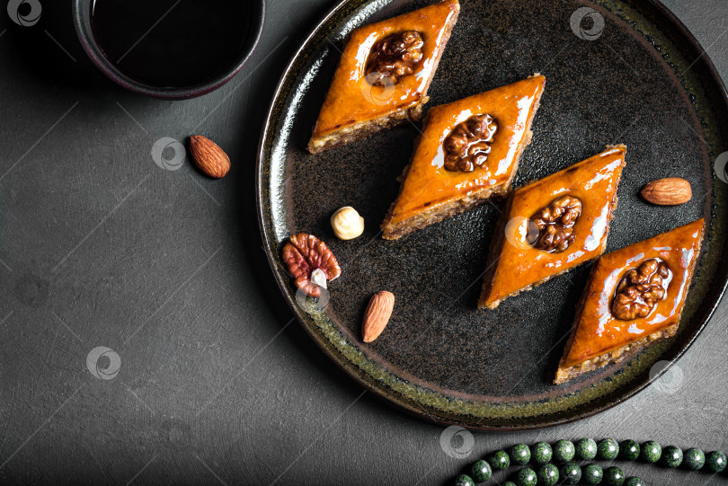 Скачать Пахлава с медом и грецкими орехами фотосток Ozero