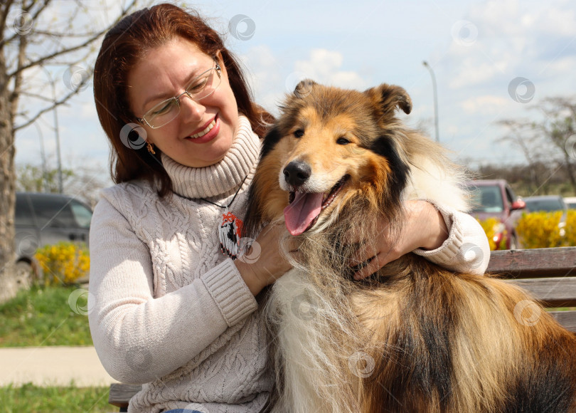 Скачать Женщина на прогулке в парке с собакой фотосток Ozero