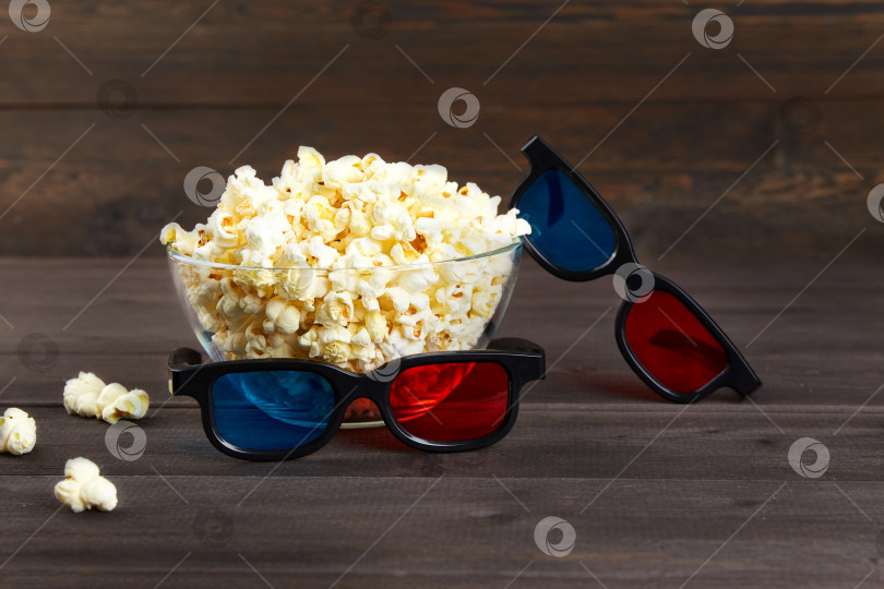 Скачать Миска с воздушной кукурузой и 3D-очки для просмотра фильмов с друзьями. фотосток Ozero
