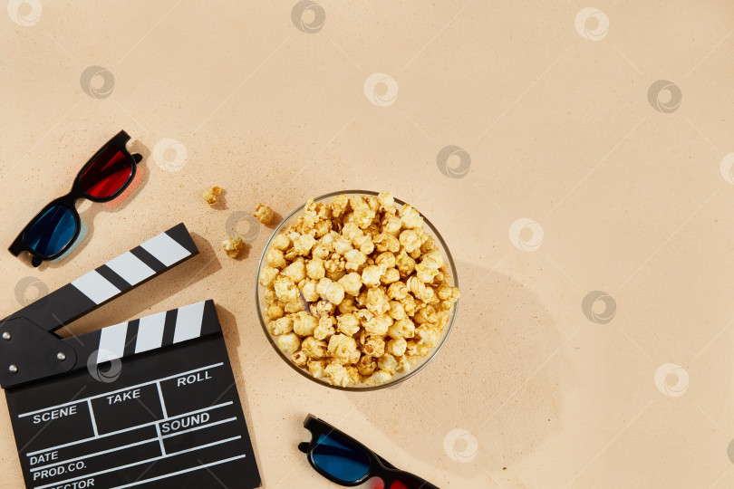 Скачать Миска с попкорном и 3D-очки для просмотра фильмов, хлопковая доска. Вид сверху, место для копирования фотосток Ozero