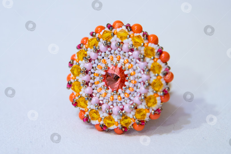 Скачать Брошь из бисера. Ручная работа. Модные украшения. Стиль. A beaded brooch. Handmade. Fashionable jewelry. Style. фотосток Ozero