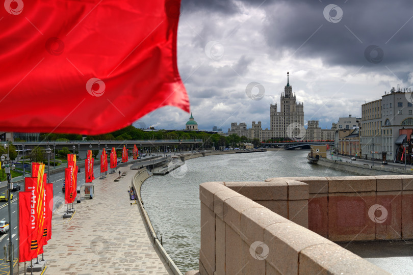 Скачать Москва. Праздничные флаги на Москворецкой набережной и высотка на Котельнической. фотосток Ozero
