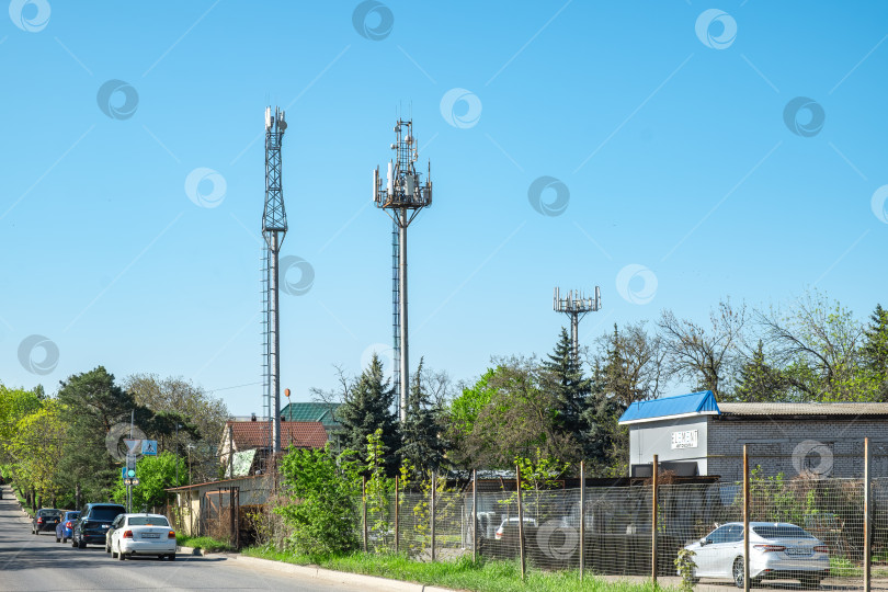 Скачать Сотовые вышки на окраине города фотосток Ozero