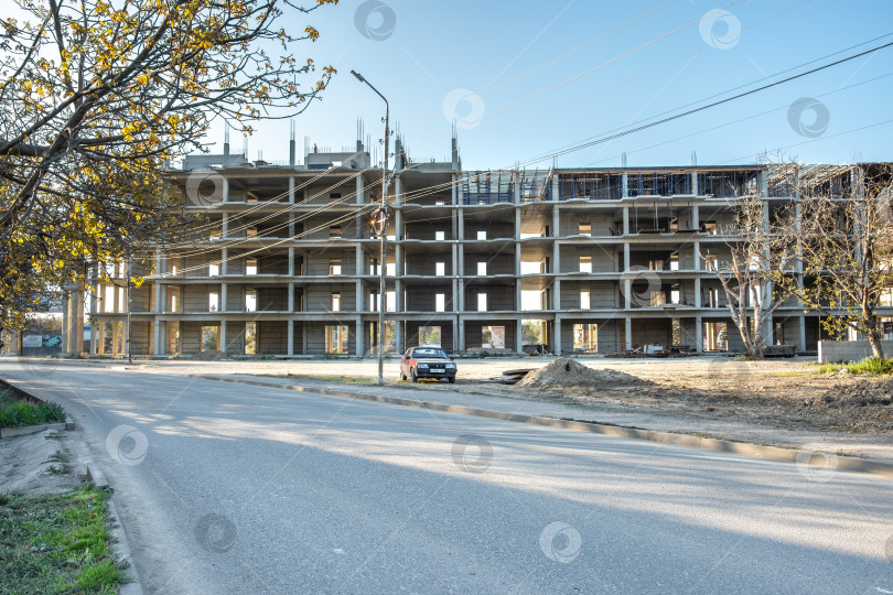 Скачать Строящийся новый жилой комплекс у дороги фотосток Ozero