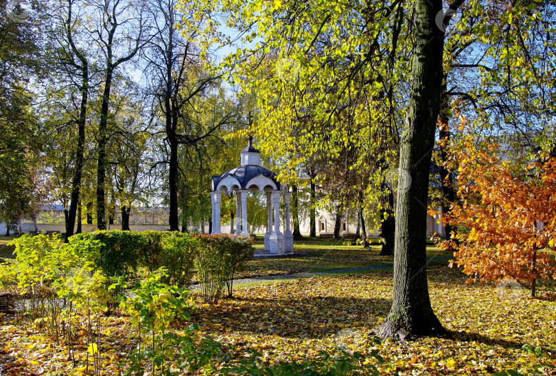 Скачать Беседка в православном монастыре. фотосток Ozero