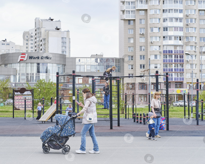 Скачать Городская игровая площадка для семей и детей в жилом районе фотосток Ozero
