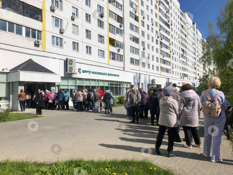 Скачать Ежемесячная утренняя очередь из пенсионеров к районному отделу Центра Московского долголетия для записи на экскурсионную поездку по программе "Добрый автобус". Москва, Зеленоград, 15 мая 2025 года фотосток Ozero