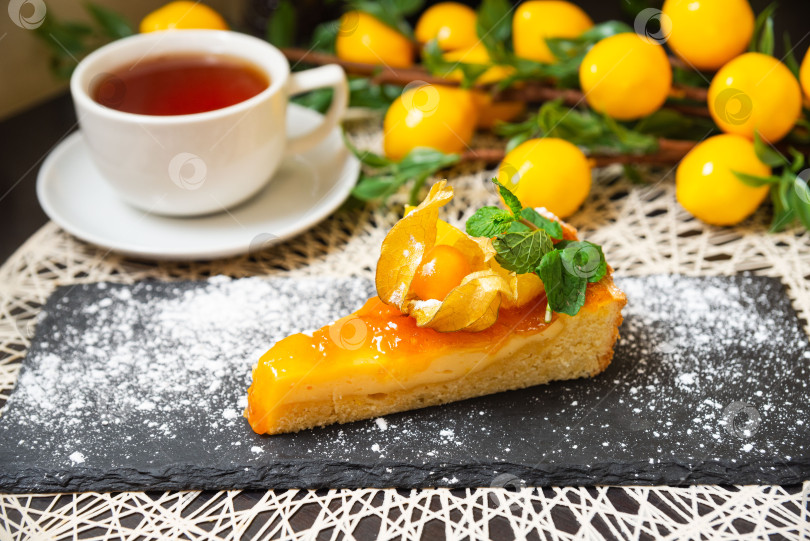Скачать Кусочек цитрусового пирога с мятой и чаем. фотосток Ozero