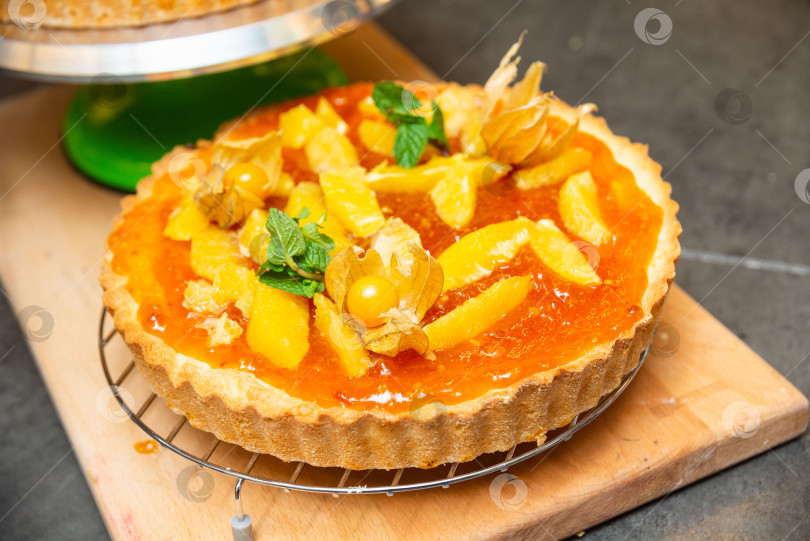 Скачать Тарт из цельных цитрусовых с дольками апельсина и мятой. фотосток Ozero