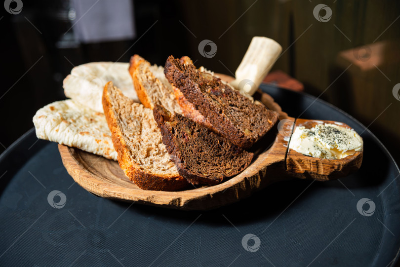 Скачать Блюдо из деревенского хлеба с растительным маслом. фотосток Ozero