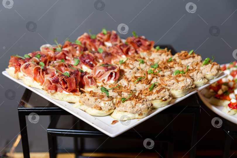 Скачать Ассорти пикантных закусок с ветчиной и сливочной начинкой. фотосток Ozero