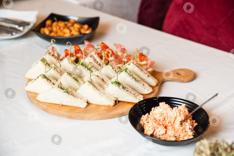 Скачать Выложите на блюдо для праздничных бутербродов с мясом и намазкой. фотосток Ozero