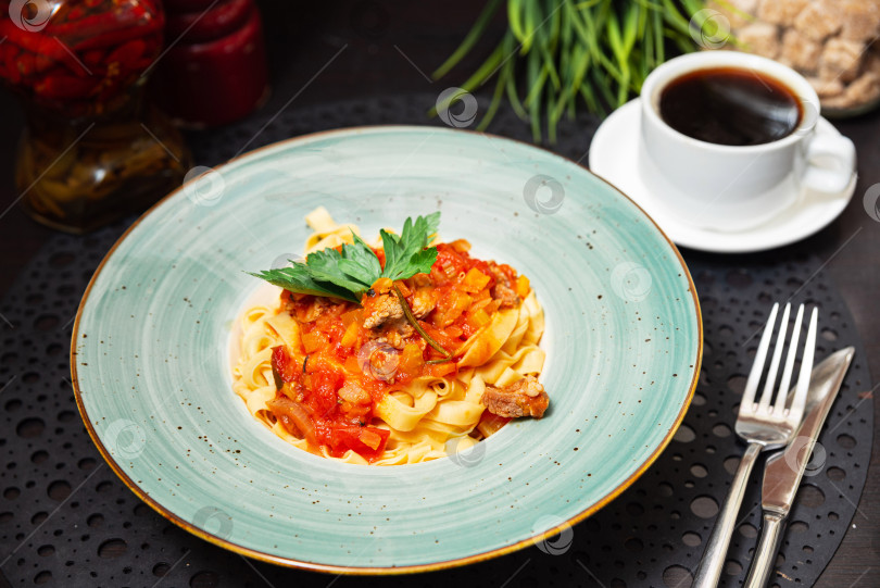 Скачать Тальятелле с мясом, томатным соусом и кофе. фотосток Ozero