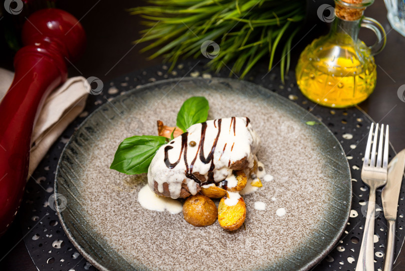 Скачать Изысканный стейк со сливочным соусом и жареным картофелем. фотосток Ozero